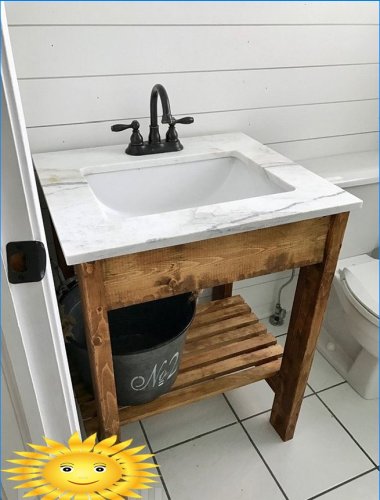 Dessous de verre et meubles de toilette faits maison dans la salle de bain