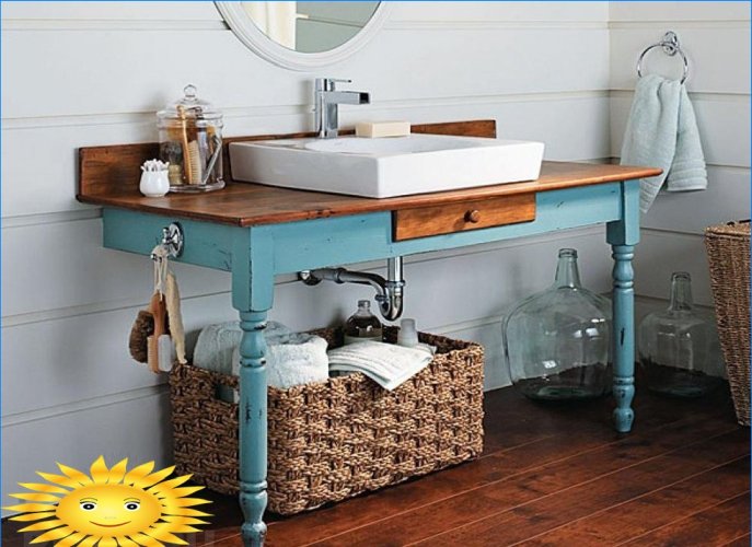 Dessous de verre et meubles de toilette faits maison dans la salle de bain