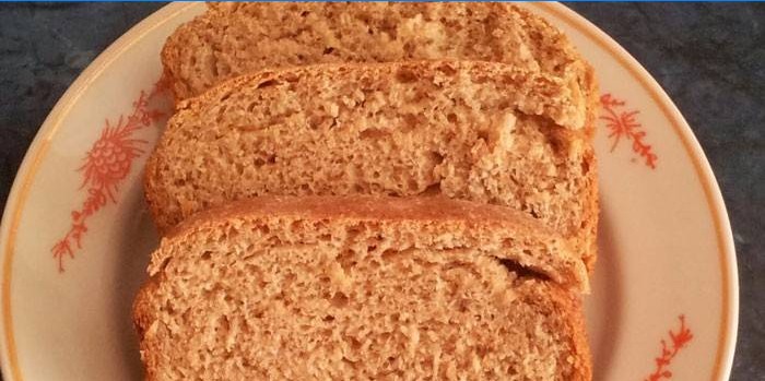 Trois tranches de pain sur une assiette