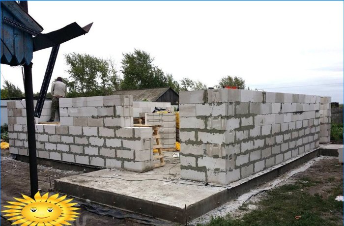 Construction d'une maison en béton cellulaire sur une fondation en dalle