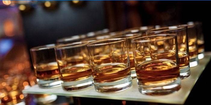 Verres de whisky sur un plateau