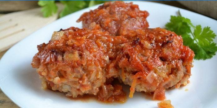 Hérissons de viande avec sauce aux légumes sur une plaque