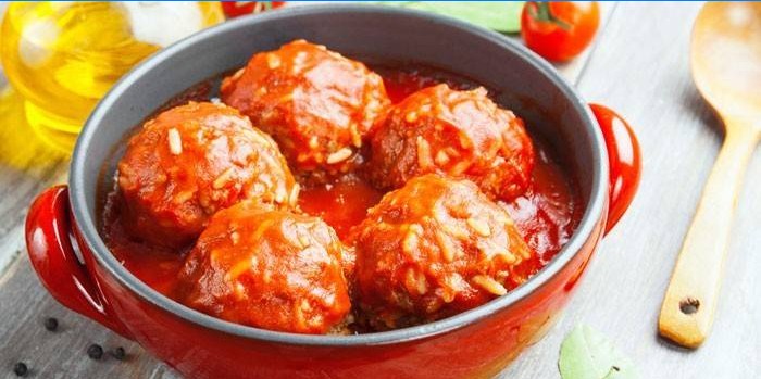 Hérissons hachés avec riz et sauce tomate dans une casserole