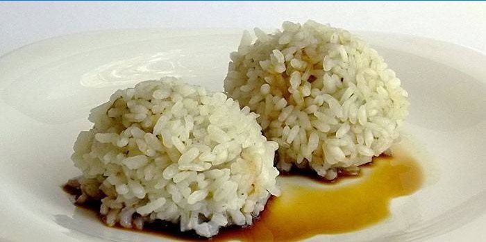 Hérissons de riz haché à la vapeur avec sauce soja