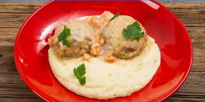 Garnir les hérissons dans une sauce à la crème sure avec une purée de pommes de terre