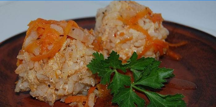 Hérissons hachés avec du riz sur une plaque