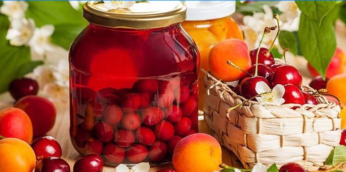 Pots de compote de cerises et d'abricots et de fruits