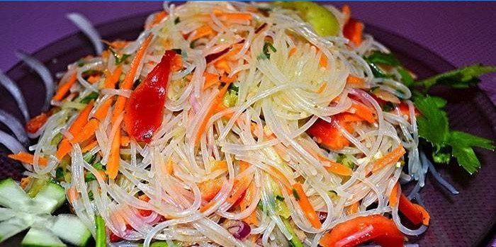 Salade croquante dans une assiette