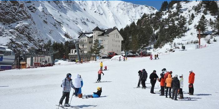 Clairière d'Azau dans la région d'Elbrus