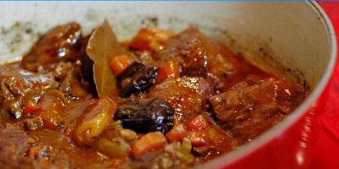 Ragoût de boeuf dans un chaudron aux pruneaux