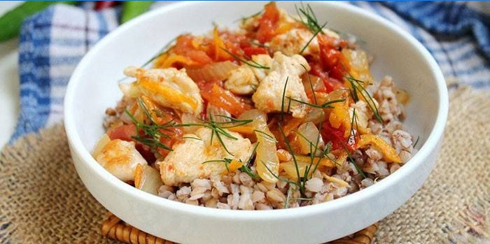 Portion de bouillie de sarrasin avec viande et légumes