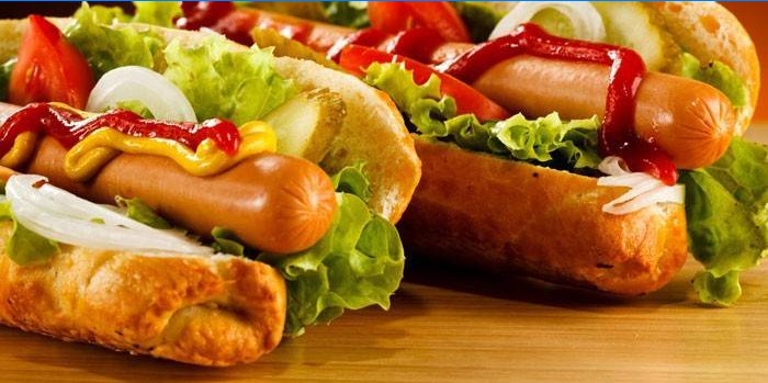 Hot-dog avec saucisses grillées et ketchup