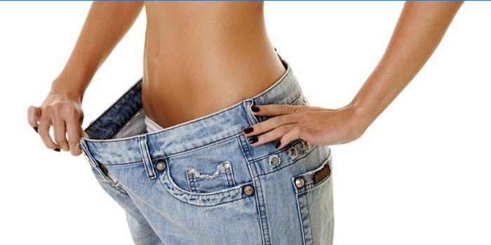 Fille en jeans de grande taille.