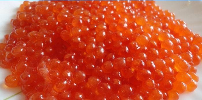 Caviar rouge sur une plaque