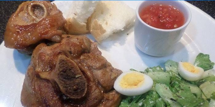 Médaillons de cuisse de dinde avec sauce et salade
