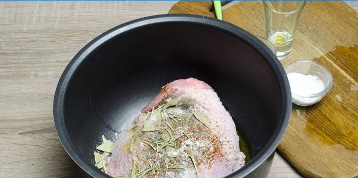 Poitrine d'épices dans une mijoteuse avant la cuisson
