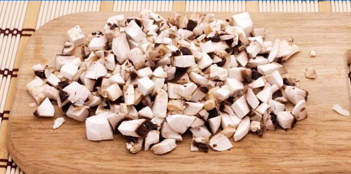 Champignons tranchés sur une planche à découper