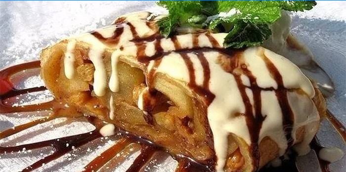 Une tranche de strudel aux pommes sur une plaque