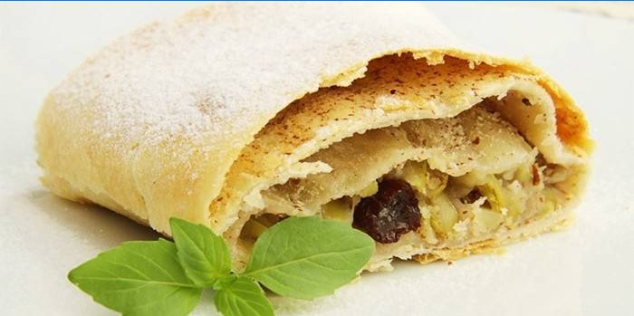 Strudel de pâte farcie farcie aux pommes et raisins secs