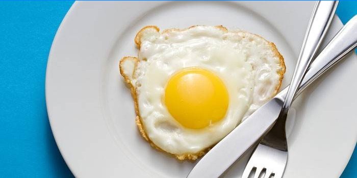 Oeufs au plat prêts à l'emploi sur une plaque