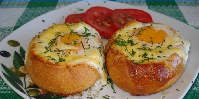 Oeufs au plat dans un petit pain avec du fromage sur une plaque