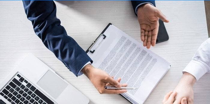 Les gens travaillent avec des documents