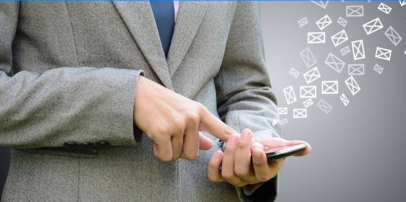 Homme avec téléphone