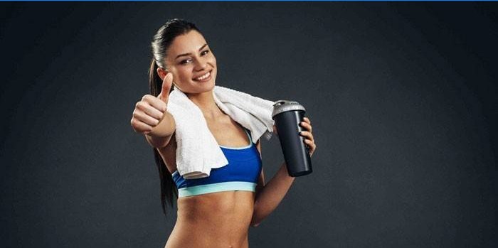 Fille avec un shaker à la main