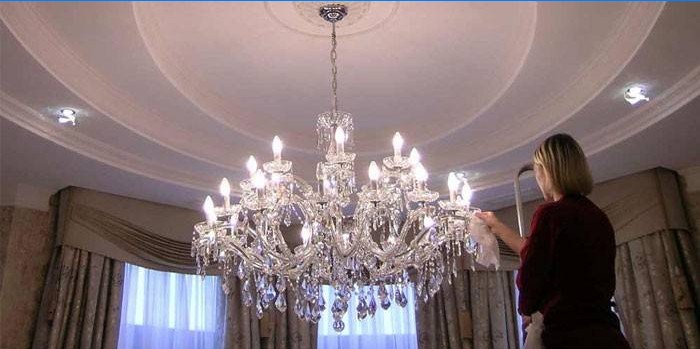 Femme lave un lustre
