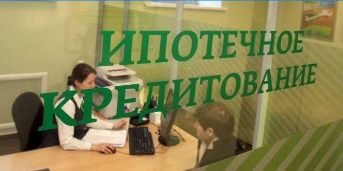 Un homme dans le département des prêts hypothécaires de Sberbank