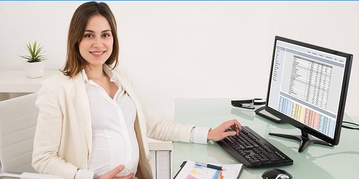 Femme enceinte, ordinateur