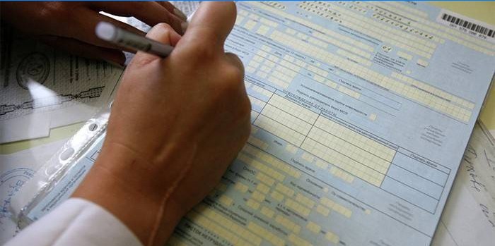 Le médecin remplit un congé de maladie