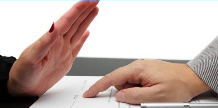 Une femme refuse de signer un document