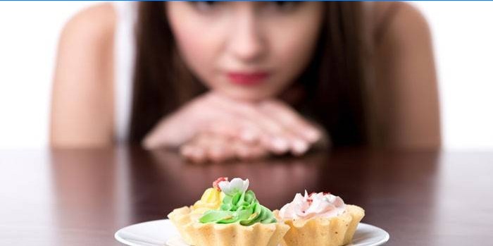 Fille regarde les gâteaux