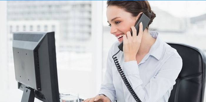 Fille parle au téléphone