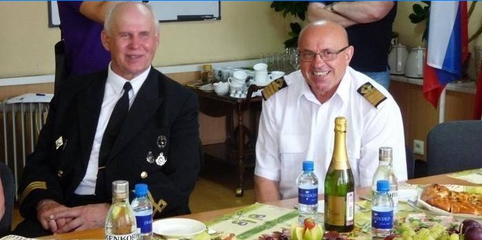 Deux hommes à la table des fêtes