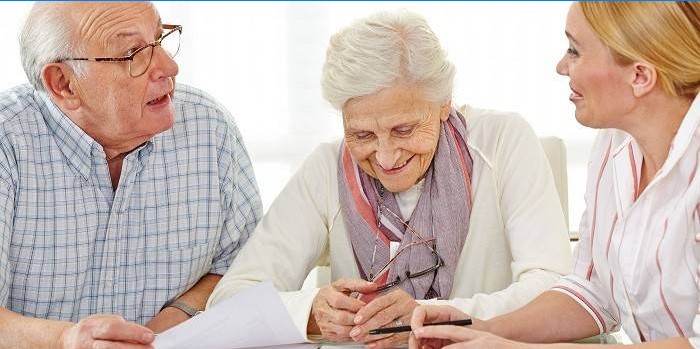 Couple de personnes âgées en consultation dans un fonds de pension