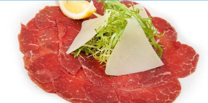 Carpaccio de boeuf prêt avec parmesan et salade