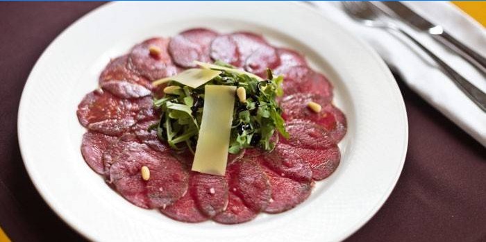 Carpaccio de boeuf au fromage et aux pignons