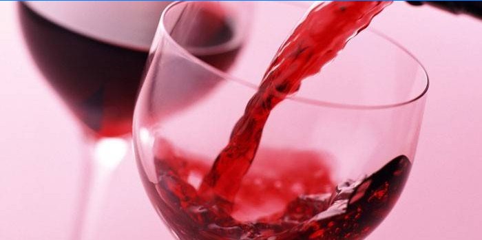 Le vin rouge est versé dans un verre