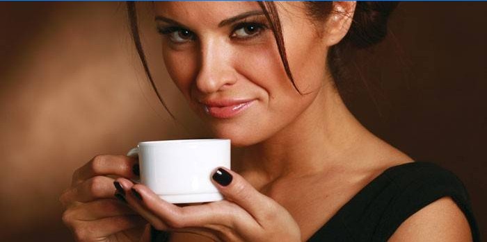 Fille avec une tasse