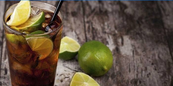 Cuba libre cocktail dans un verre au citron vert