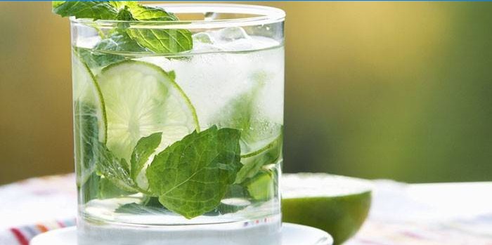 Cocktail mojito dans un verre au citron vert et menthe