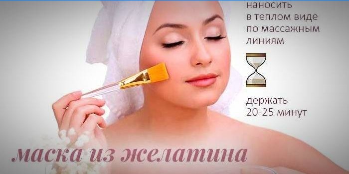 Femme met un masque de gélatine sur le visage.