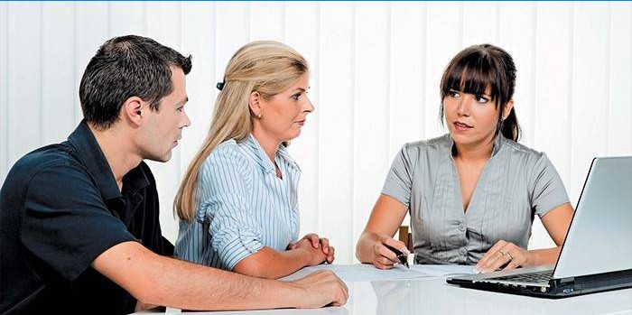 Deux femmes et un homme à l'ordinateur