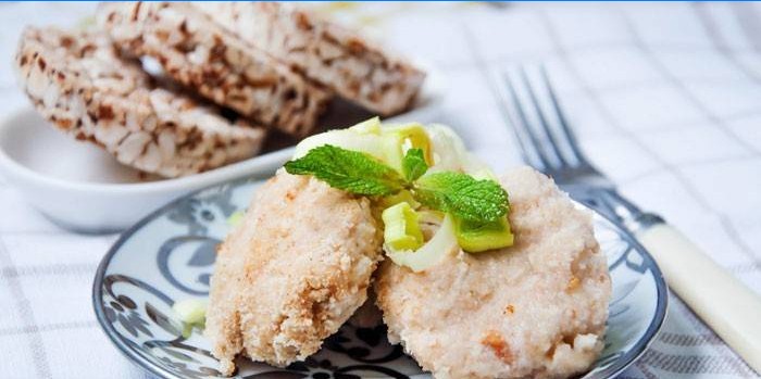 Gâteaux de poisson à la vapeur sur une plaque
