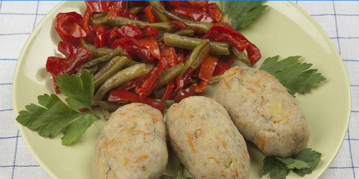 Escalopes de goberge de l'Alaska et légumes marinés sur une plaque