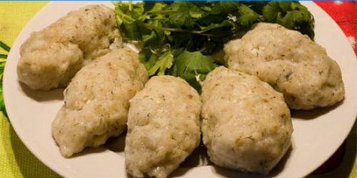 Steaks de poisson sur une assiette avec des verts