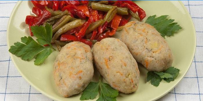 Escalopes cuites à la vapeur avec des légumes sur un plat d'accompagnement