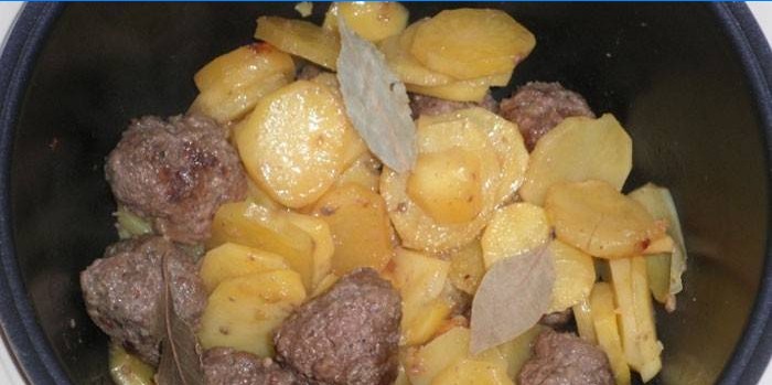 Pomme de terre aux boulettes de viande dans une mijoteuse